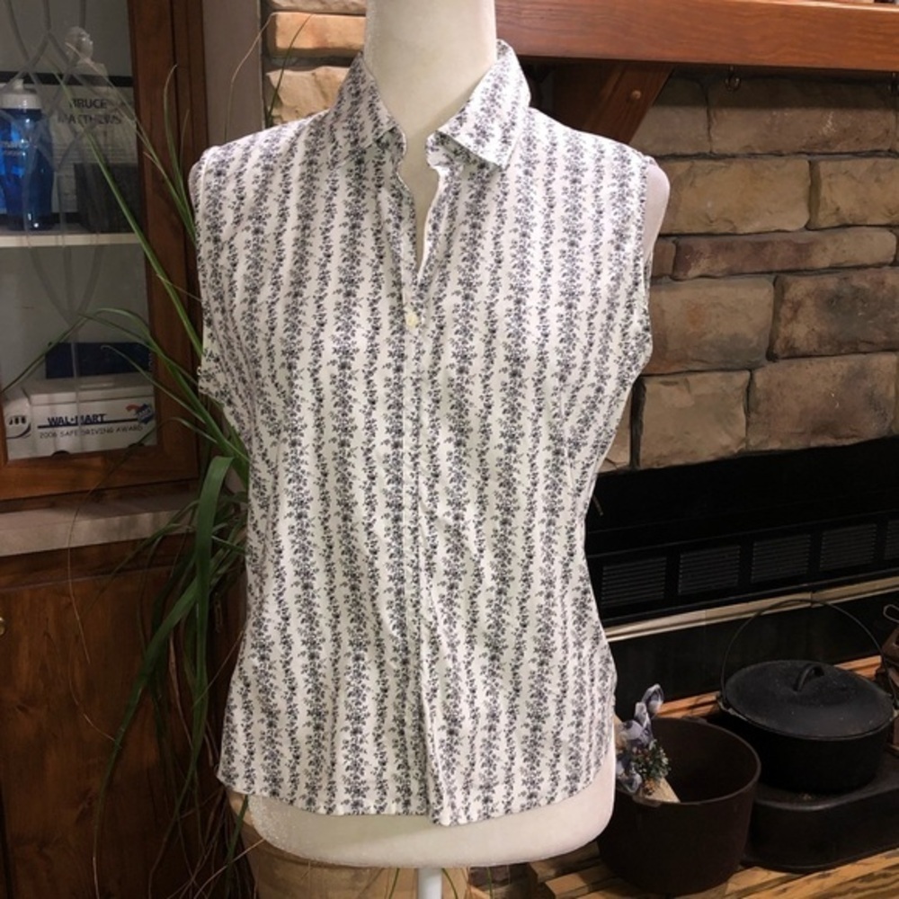 TAILOR NEW YORK SIZE LARGE WHITE SLEEVELESS V/NECK TOP WITH FLORAL PATTERN.